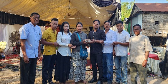 លោក វេត វី និងក្រុមការងារតំណាងសហជីពទឹកចិត្តកម្មករកម្ពុជា ប្រចាំក្រុមហ៊ុន ខាយណេង លេឌើរប្រដាក់ (ខេមបូឌា) ឯ.ក បានរៃអង្គសទឹកប្រាក់ចំនួន៤៥០,០០០រៀលជូនវីរៈកងទ័ពដែលនៅជួរមុខ